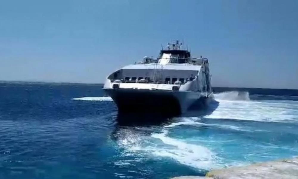 Σίκινος: Ο Καπετάνιος αποχαιρετά το νησί με... εντυπωσιακές μανούβρες! - Βίντεο
